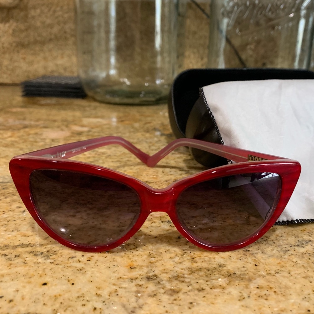 Tres Noir cat eye sunglasses